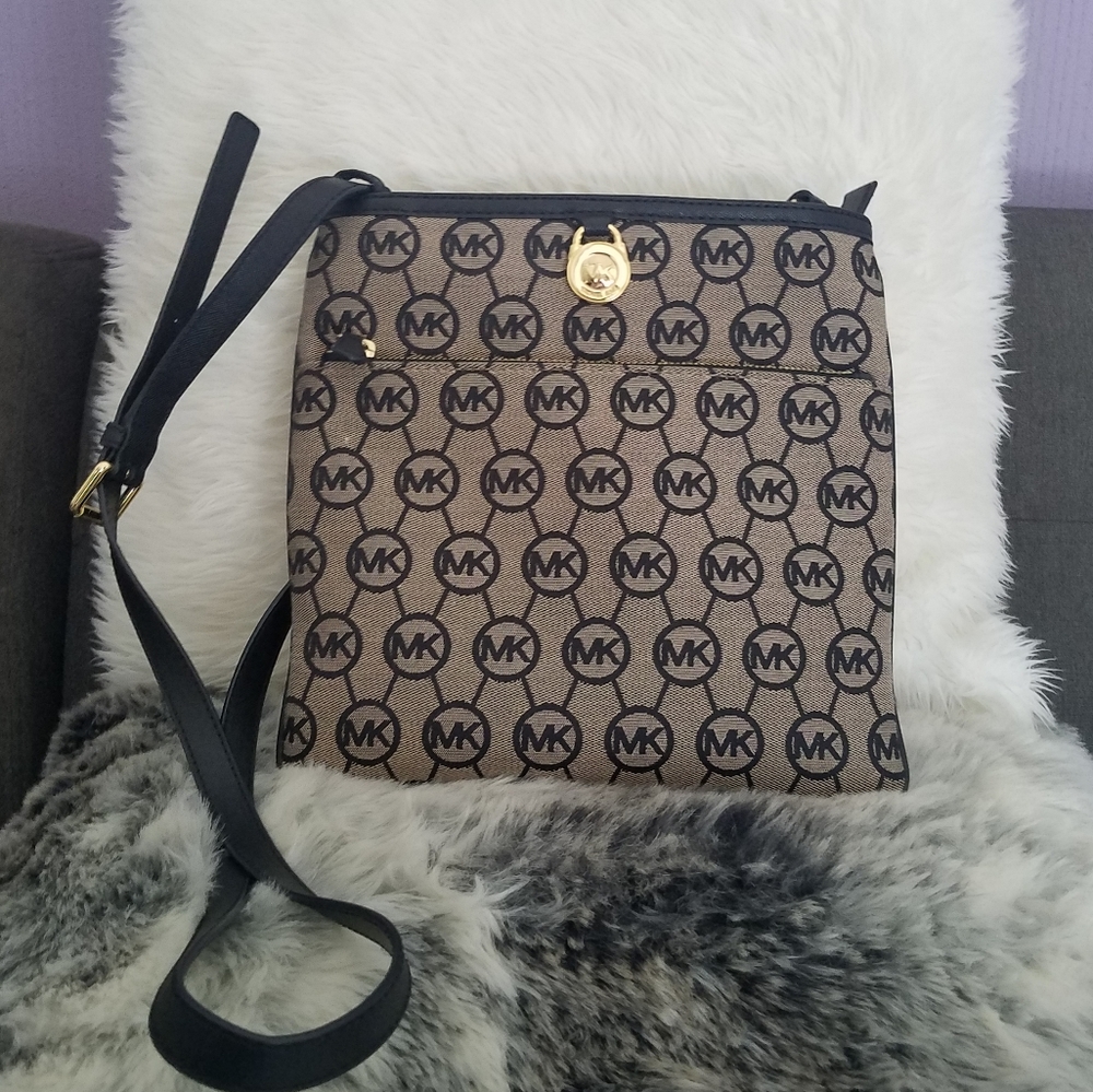 MICHAEL KORS Monogram Signature Large Pocket Crossbody Bag Black NWOT - Picture 10 of 15